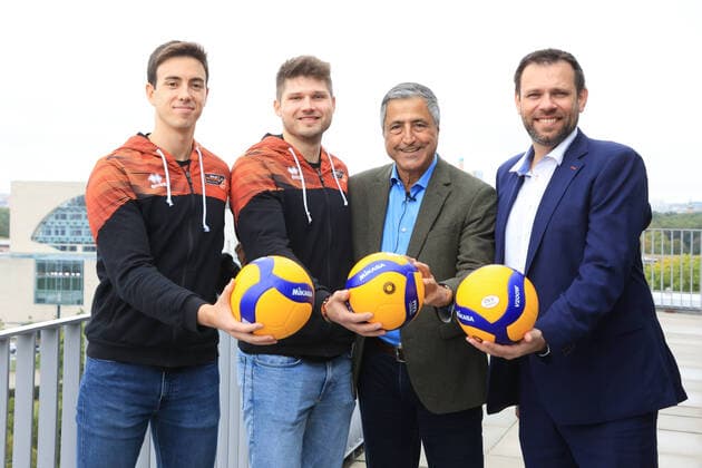 Sport Themen der Woche KW39 Sport Bilder des Tages DEU, DVV, 1.VBL, BR Volleys, PK, 27.09.2022, Berlin, Berlin, DEU, DVV, 1.VBL, BR Volleys, PK, im Bild Geschaeftsfuehrer Kaweh Niroomand und Cheftrainer Cedric Enard, Ruben Schott, Angel Trinidad, Cody Kessel Foto: Juergen Engler nordphoto GmbH JuergenxEngler nph00076