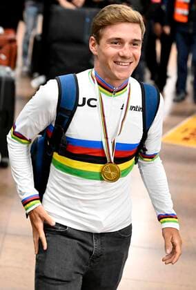 Bilder des Jahres 2022, Sport 09 September Sport Themen der Woche KW39 ZAVENTEM, BELGIUM - SEPTEMBER 27 : World Road cycling, Rad, Radsport, Strasse Champion Evenepoel Remco arrives at Brussels Airport on September 27, 2022 in Zaventem, Belgium, 27 09 2022 ( arrival of Remco Evenepoel PhotoNews Panoramic 