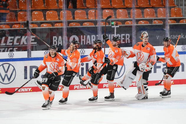 Sport Themen der Woche KW39 Sport Bilder des Tages 27.09.2022, xgox, Eishockey, Penny DEL, Grizzlys Wolfsburg - Augsburger Panther, emspor v.l. Wolfsburg Jubel ueber den Sieg, Jubel nach Spielende Wolfsburg *** 27 09 2022, xgox, ice hockey, penny DEL, Grizzlys Wolfsburg Augsburger Panther, emspor v l Wolfsburg cheering about the victory, cheering after the end of the game Wolfsburg