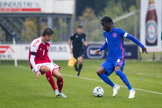 Denmark U19 v England U19, UEFA U19 Championship qualifier, Hobro, Denmark Hobro, Denmark. 27th, September 2022. Darko Gyabi (8) of England and Zidan Sertdemir (8) of Denmark seen during the UEFA U19 Championship qualifier between Denmark and England at DS Arena in Hobro. Hobro Denmark  Copyright: xGonzalesxPhoto BalazsxPopalx