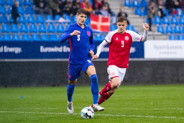 Denmark U19 v England U19, UEFA U19 Championship qualifier, Hobro, Denmark Hobro, Denmark. 27th, September 2022. Benjamin Nelson (5) of England and Oliver Ross (9) of Denmark seen during the UEFA U19 Championship qualifier between Denmark and England at DS Arena in Hobro. Hobro Denmark  Copyright: xGonzalesxPhoto BalazsxPopalx
