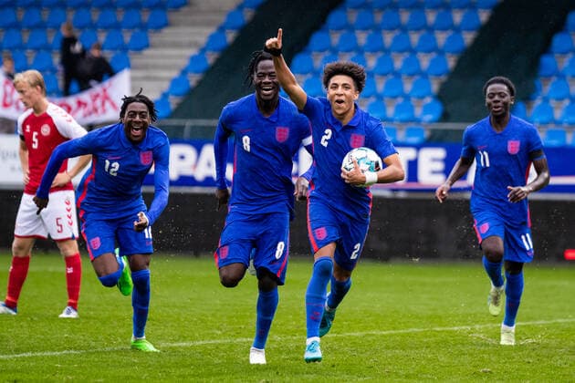 Denmark U19 v England U19, UEFA U19 Championship qualifier, Hobro, Denmark Hobro, Denmark. 27th, September 2022. Rico Lewis (2) celebrates with the ball in his hand after Darko Gyabi (8) of England scores for 2-4 during the UEFA U19 Championship qualifier between Denmark and England at DS Arena in Hobro. Hobro Denmark  Copyright: xGonzalesxPhoto BalazsxPopalx