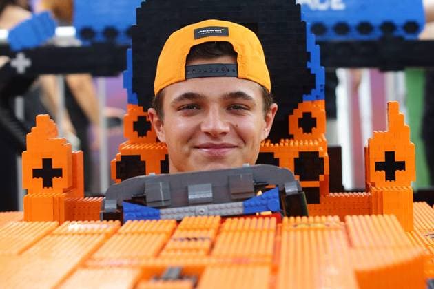 Sport Themen der Woche KW39 Sport Bilder des Tages F1 Driver Lando Norris At The LEGO Technic McLaren Formula 1 Pop-Up Experience McLaren s Formula One driver Lando Norris of Britain sits in a life-sized LEGO Technic McLaren Formula One race car, made of 288,315 Lego bricks during the LEGO Technic McLaren Formula Pop-Up Experience at Orchard Road on September 28, 2022 in Singapore. Singapore Singapore  Copyright: xSuhaimixAbdullahx originalFilename:abdullah-notitle220928_npGfS.jpg