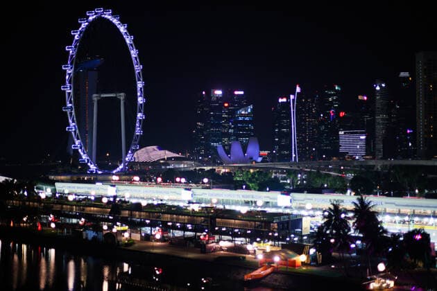 illustration paddock, pitlane at night during the Formula 1 Singapore Airlines Singapore Grand Prix 2022, 17th round of the 2022 FIA Formula One World Championship, WM, Weltmeisterschaft from September 30 to October 02, 2022 on the Marina Bay Street Circuit, in Singapore - F1 - SINGAPORE GRAND PRIX 2022 DPPI Panoramic  00122039_AV6_1629
