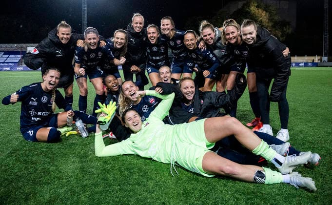 Sport Themen der Woche KW39 Sport Bilder des Tages MALMÖ 20220928 Rosengard jubel efter kvalmatchen till UEFA Women s Champions League, andra omgangen, andra matchen mellan FC Rosengard och SK Brann Kvinner pa Malmö IP pa onsdagskvällen. Rosengard vann matchen 3-1. MALMÖ SVERIGE x50090x *** MALMÖ 20220928 Rosengard cheers after the qualifying match for the UEFA Womens Champions League, second round, second match between FC Rosengard and SK Brann Kvinner at Malmö IP on Wednesday evening Rosengard won the match 3 1 MALMÖ SWEDEN x50090x,  Copyright: xJohanxNilsson TTx KVAL CHAMPIONS LEAGUE ROSENGÅRD BRANN