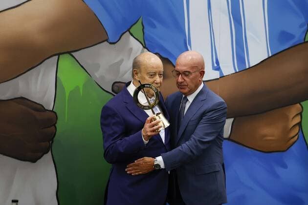 Football, Pinto da Costa received the Porto Futuebol Association Merit and Gold Award