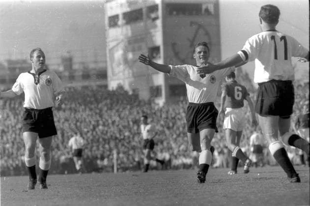 Switzerland Germany 0 4 04 10 1959 in Bern German goal celebration after the 0 1 from left Uwe Seeler , Albert Brülls and scorer Heinz Vollmar HM