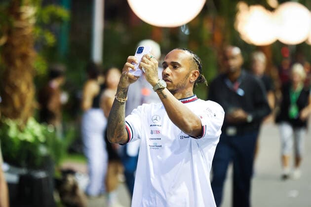 HAMILTON Lewis (gbr), Mercedes AMG F1 Team W13, portrait during the Formula 1 Singapore Airlines Singapore Grand Prix 2022, 17th round of the 2022 FIA Formula One World Championship, WM, Weltmeisterschaft from September 30 to October 02, 2022 on the Marina Bay Street Circuit, in Singapore - F1 - SINGAPORE GRAND PRIX 2022 DPPI Panoramic  00122039_AV6_2053