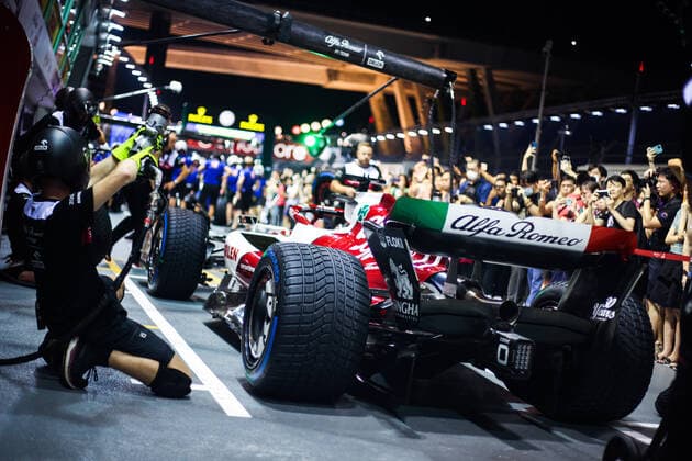 pitstop practice Alfa Romeo F1 Team ORLEN, ambiance during the Formula 1 Singapore Airlines Singapore Grand Prix 2022, 17th round of the 2022 FIA Formula One World Championship, WM, Weltmeisterschaft from September 30 to October 02, 2022 on the Marina Bay Street Circuit, in Singapore - F1 - SINGAPORE GRAND PRIX 2022 DPPI Panoramic  00122039_AV6_2430