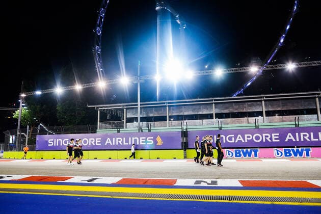 trackwalk Alfa Romeo F1 Team ORLEN, ambiance during the Formula 1 Singapore Airlines Singapore Grand Prix 2022, 17th round of the 2022 FIA Formula One World Championship, WM, Weltmeisterschaft from September 30 to October 02, 2022 on the Marina Bay Street Circuit, in Singapore - F1 - SINGAPORE GRAND PRIX 2022 DPPI Panoramic  00122039__V2_1017