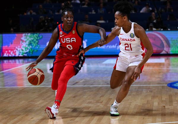 BASKETBALL CANADA USA, Chelsea Gray of the USA drives to the basket during the 2022 FIBA Women s Basketball World Cup Semi Final 1 match between Canada and the USA at Qudos Bank Arena in Sydney, Friday, September 30, 2022. ( NO ARCHIVING, EDITORIAL USE ONLY, NO USE IN BOOKS WITHOUT CONSENT  Copyright: xJAMESxGOURLEYx 20220930001709534881