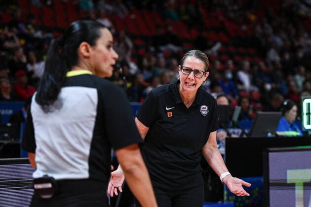 BASKETBALL CANADA USA, Head Coach of the USA Cheryl Reeve speaks to a referee during the 2022 FIBA Women s Basketball World Cup Semi Final 1 match between Canada and the USA at Qudos Bank Arena in Sydney, Friday, September 30, 2022. ( NO ARCHIVING, EDITORIAL USE ONLY, NO USE IN BOOKS WITHOUT CONSENT  Copyright: xJAMESxGOURLEYx 20220930001709544615