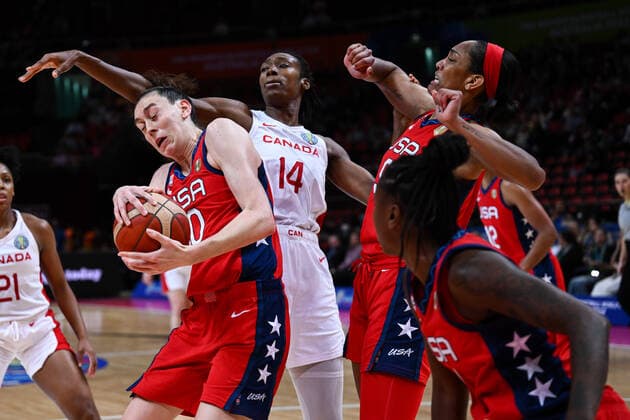 BASKETBALL CANADA USA, Breanna Stewart of the USA catches the ball during the 2022 FIBA Women s Basketball World Cup Semi Final 1 match between Canada and the USA at Qudos Bank Arena in Sydney, Friday, September 30, 2022. ( NO ARCHIVING, EDITORIAL USE ONLY, NO USE IN BOOKS WITHOUT CONSENT  Copyright: xJAMESxGOURLEYx 20220930001709569513