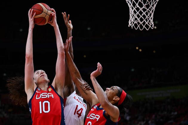 BASKETBALL CANADA USA, Breanna Stewart of the USA, Kayla Alexander of Canada and A Ja Wilson of the USA jump for the ball during the 2022 FIBA Women s Basketball World Cup Semi Final 1 match between Canada and the USA at Qudos Bank Arena in Sydney, Friday, September 30, 2022. ( NO ARCHIVING, EDITORIAL USE ONLY, NO USE IN BOOKS WITHOUT CONSENT  Copyright: xJAMESxGOURLEYx 20220930001709569708