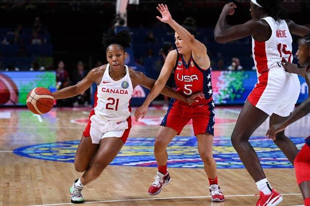 BASKETBALL CANADA USA, Nirra Fields of Canada drives to the basket during the 2022 FIBA Women s Basketball World Cup Semi Final 1 match between Canada and the USA at Qudos Bank Arena in Sydney, Friday, September 30, 2022. ( NO ARCHIVING, EDITORIAL USE ONLY, NO USE IN BOOKS WITHOUT CONSENT  Copyright: xJAMESxGOURLEYx 20220930001709569804