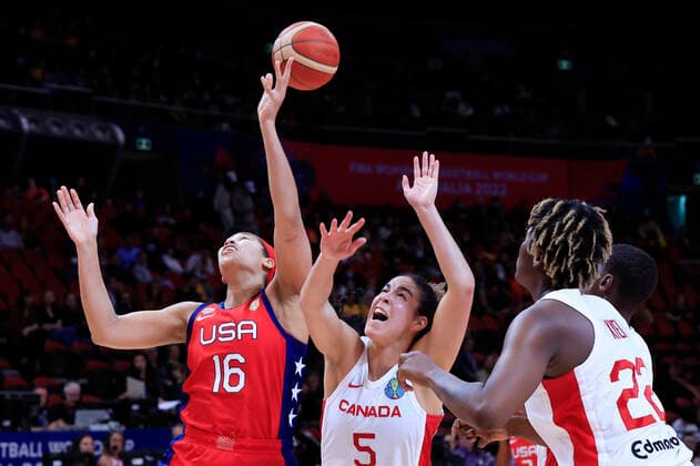 BASKETBALL CANADA USA, Brionna Jones of USA competes for the ball with Kia Nurse of Canada during the 2022 FIBA Women s Basketball World Cup Semi Final 1 match between Canada and the USA at Qudos Bank Arena in Sydney, Friday, September 30, 2022. ( NO ARCHIVING, EDITORIAL USE ONLY, NO USE IN BOOKS WITHOUT CONSENT SYDNEY NEW SOUTH WALES AUSTRALIA  Copyright: xMARKxEVANSx 20220930001709571687