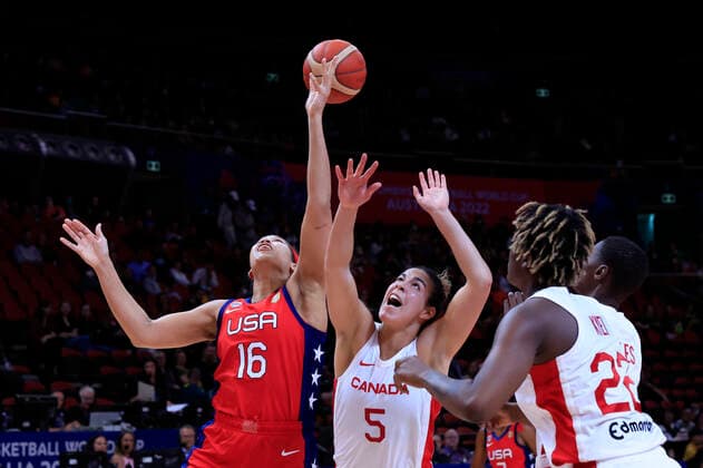 BASKETBALL CANADA USA, Brionna Jones of USA competes for the ball with Kia Nurse of Canada during the 2022 FIBA Women s Basketball World Cup Semi Final 1 match between Canada and the USA at Qudos Bank Arena in Sydney, Friday, September 30, 2022. ( NO ARCHIVING, EDITORIAL USE ONLY, NO USE IN BOOKS WITHOUT CONSENT SYDNEY NEW SOUTH WALES AUSTRALIA  Copyright: xMARKxEVANSx 20220930001709571802