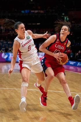 FIBA Womens World Cup 2022 - Canada v United States Breanna Stewart (10 USA) dribbles the ball defended by Bridget Carleton (6 Canada) during the FIBA Womens World Cup 2022 semifinal game between Canada and the United States at the Sydney Superdome in Sydney, Australia. Noe Llamas SPP Copyright: xNoexLlamas SPPx noe_llamas_sports_press_photo_173139