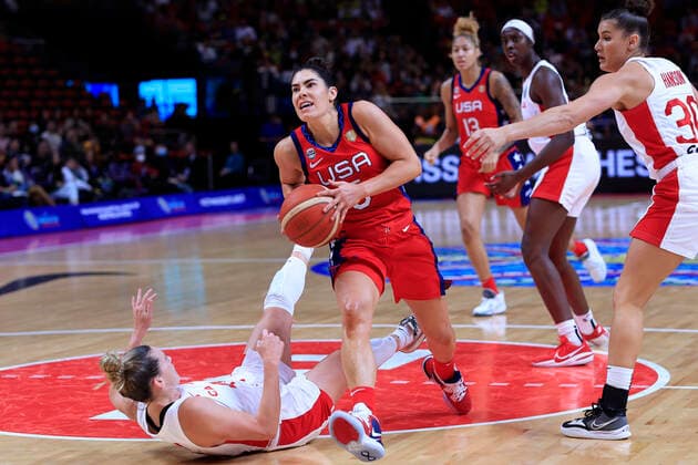BASKETBALL CANADA USA, Kelsey Plum of USA drives to the basket during the 2022 FIBA Women s Basketball World Cup Semi Final 1 match between Canada and the USA at Qudos Bank Arena in Sydney, Friday, September 30, 2022. ( NO ARCHIVING, EDITORIAL USE ONLY, NO USE IN BOOKS WITHOUT CONSENT SYDNEY NEW SOUTH WALES AUSTRALIA  Copyright: xMARKxEVANSx 20220930001709574849