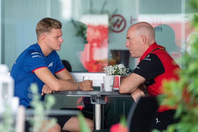 Mick Schumacher GER, Haas F1 Team 47 talking to a Ferrari employee, SIN, Formula 1 Singapore Grand Prix, Marina Bay Circuit, Free Practice, 30 09 2022 SIN, Formula 1 Singapore Grand Prix, Marina Bay Circuit, Free Practice, 30 09 2022 Singapore Copyright: xEibner Memmlerx EP_MMR