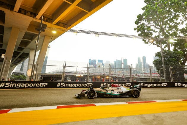44 HAMILTON Lewis (gbr), Mercedes AMG F1 Team W13, action during the Formula 1 Singapore Airlines Singapore Grand Prix 2022, 17th round of the 2022 FIA Formula One World Championship, WM, Weltmeisterschaft from September 30 to October 02, 2022 on the Marina Bay Street Circuit, in Singapore - F1 - SINGAPORE GRAND PRIX 2022 DPPI Panoramic  GOOD1229