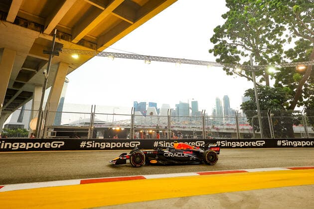 11 PEREZ Sergio (mex), Red Bull Racing RB18, action during the Formula 1 Singapore Airlines Singapore Grand Prix 2022, 17th round of the 2022 FIA Formula One World Championship, WM, Weltmeisterschaft from September 30 to October 02, 2022 on the Marina Bay Street Circuit, in Singapore - F1 - SINGAPORE GRAND PRIX 2022 DPPI Panoramic  GOOD1235