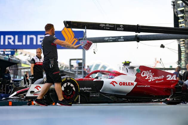 24 ZHOU Guanyu (chi), Alfa Romeo F1 Team ORLEN C42, action, pitlane, during the Formula 1 Singapore Airlines Singapore Grand Prix 2022, 17th round of the 2022 FIA Formula One World Championship, WM, Weltmeisterschaft from September 30 to October 02, 2022 on the Marina Bay Street Circuit, in Singapore - F1 - SINGAPORE GRAND PRIX 2022 DPPI Panoramic  AV6_3047