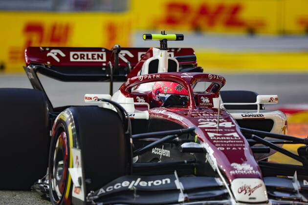 24 ZHOU Guanyu (chi), Alfa Romeo F1 Team ORLEN C42, action during the Formula 1 Singapore Airlines Singapore Grand Prix 2022, 17th round of the 2022 FIA Formula One World Championship, WM, Weltmeisterschaft from September 30 to October 02, 2022 on the Marina Bay Street Circuit, in Singapore - F1 - SINGAPORE GRAND PRIX 2022 DPPI Panoramic  GOOD1488