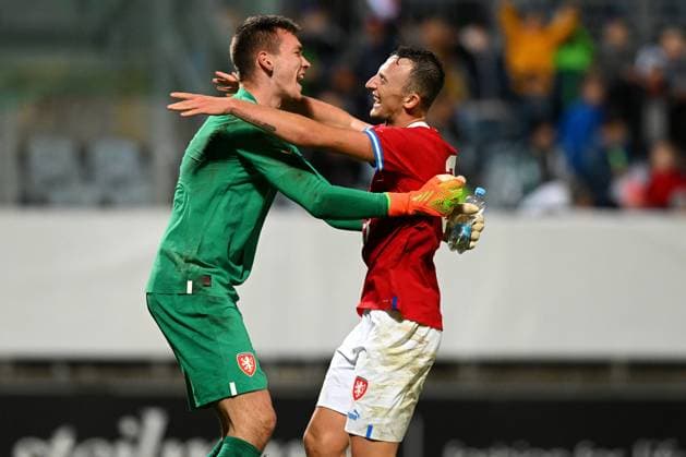 Ceske Budejovice, Czech Republic, September 27th 2022: Goalkeeper Matej Kovar (1 Czech Republic) and Matej Valenta (21 Czech Republic) celebrate progressing to EURO 2023 during the European Under 21 Championship Qualifiers game between Czech Republic and Iceland at Strelecky ostrov in Ceske Budejovice, Czech Republic. (Vlastimil Vacek SPP)  Copyright: xVlastimilxVacek SPPx spp-en-VlVa-CR - Iceland_108