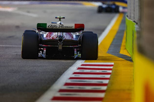 24 ZHOU Guanyu (chi), Alfa Romeo F1 Team ORLEN C42, action during the Formula 1 Singapore Airlines Singapore Grand Prix 2022, 17th round of the 2022 FIA Formula One World Championship, WM, Weltmeisterschaft from September 30 to October 02, 2022 on the Marina Bay Street Circuit, in Singapore - F1 - SINGAPORE GRAND PRIX 2022 DPPI Panoramic  GOOD1605