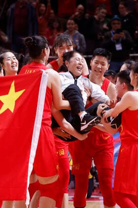 Sport Themen der Woche KW39 BASKETBALL BASKETBALL AUSTRALIA CHINA, Coach Wei Zheng of China is raised aloft by her team after their win during the 2022 FIBA Women s Basketball World Cup Semi Final 2 match between Australia and China at Qudos Bank Arena in Sydney, Friday, September 30, 2022. ( NO ARCHIVING, EDITORIAL USE ONLY, NO USE IN BOOKS WITHOUT CONSENT SYDNEY NEW SOUTH WALES AUSTRALIA  Copyright: xMARKxEVANSx 20220930001709658066