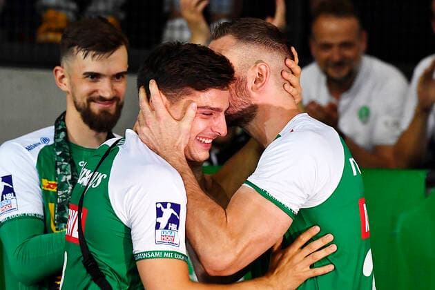 Handball Bundesliga, season 2021 2022, 33 match day, SC DHfK Leipzig vs SC Magdeburg Handball 09 06 2022 Lucas Krzikalla outside player DHfK Leipzig, back number 8 2 v l and Alen Milosevic circle player DHfK Leipzig, Back number 34 r hug each other after the Handball Bundesliga match DHfK Leipzig vs SC Magdeburg 09 06 2022 Milosevic ends his career, Krzikalla gave a speech for Milosevic In the background Marc Esche applauds Outfield player DHfK Leipzig, back number 43 li Leipzig Saxony Germany QUARTERBACK Immobilien Arena Am Sportforum 2