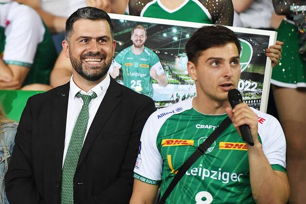 Handball Bundesliga, season 2021 2022, 33 match day, SC DHfK Leipzig vs SC Magdeburg Handball 09 06 2022 Lucas Krzikalla outside player DHfK Leipzig, Back number 8 right speaks next to Karsten Günther Managing Director DHfK Leipzig li into a microphone after the Handball Bundesliga match DHfK Leipzig vs SC Magdeburg 09 06 2022 Krzikalla gives a speech on the career end of Gregor Remke Back player DHfK Leipzig, back number 25 In the photo back in the middle Leipzig Saxony Germany QUARTERBACK Real Estate Arena Am Sportforum 2
