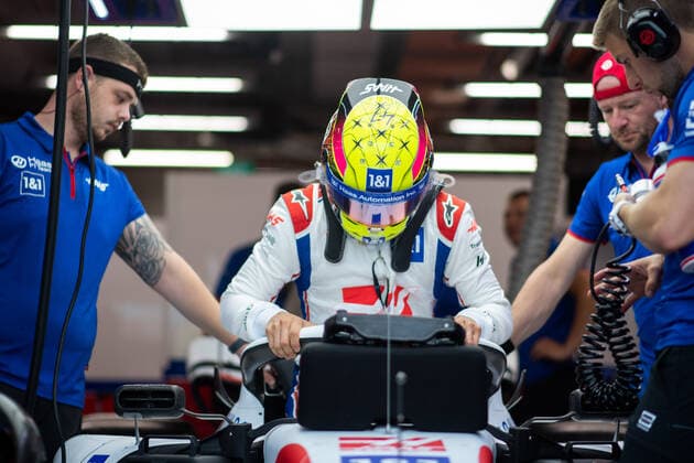 Mick Schumacher GER, Haas F1 Team 47 gets into his car in the pits in VF 22, SIN, Formula 1 Singapore Grand Prix, Marina Bay Circuit, Free Practice, 30 09 2022 SIN, Formula 1 Singapore Grand Prix, Marina Bay Circuit, Free Practice, 30 09 2022 Singapore Copyright: xEibner Memmlerx EP_MMR