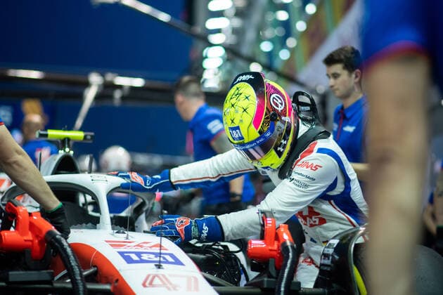 Mick Schumacher GER, Haas F1 Team 47 gets out of his car VF 22 in the pits, SIN, Formula 1 Singapore Grand Prix, Marina Bay Circuit, Free Practice, 30 09 2022 SIN, Formula 1 Singapore Grand Prix, Marina Bay Circuit, Free Practice, 30 09 2022 Singapore Copyright: xEibner Memmlerx EP_MMR