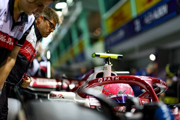 ZHOU Guanyu (chi), Alfa Romeo F1 Team ORLEN C42, portrait, mechanic, mecanicien during the Formula 1 Singapore Airlines Singapore Grand Prix 2022, 17th round of the 2022 FIA Formula One World Championship, WM, Weltmeisterschaft from September 30 to October 02, 2022 on the Marina Bay Street Circuit, in Singapore - F1 - SINGAPORE GRAND PRIX 2022 DPPI Panoramic  G00D2471