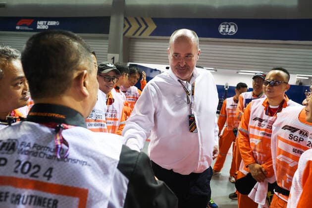 REID Robert, FIA Deputy President for portrait with marshall, commissaire de piste, during the Formula 1 Singapore Airlines Singapore Grand Prix 2022, 17th round of the 2022 FIA Formula One World Championship, WM, Weltmeisterschaft from September 30 to October 02, 2022 on the Marina Bay Street Circuit, in Singapore - F1 - SINGAPORE GRAND PRIX 2022 DPPI Panoramic  00122039_AV6_3567