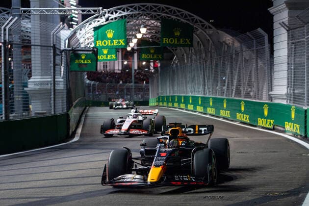 Max Verstappen NED, Oracle Red Bull Racing 1 in RB18 ahead of Kevin Magnussen DEN, Haas F1 Team 20 , SIN, Formula 1 Singapore Grand Prix, Marina Bay Circuit, Free Practice, 30 09 2022 SIN, Formula 1 Singapore Grand Prix, Marina Bay Circuit, Free Practice, 30 09 2022 Singapore Copyright: xEibner Memmlerx EP_MMR