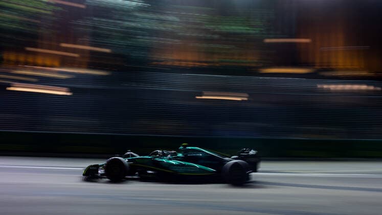 Sebastian Vettel GER, Aston Martin Aramco Cognizant F1 Team 5 in AMR22, SIN, Formula 1 Singapore Grand Prix, Marina Bay Circuit, Free Practice, 30 09 2022 SIN, Formula 1 Singapore Grand Prix, Marina Bay Circuit, Free Practice, 30 09 2022 Singapore Copyright: xEibner Memmlerx EP_MMR