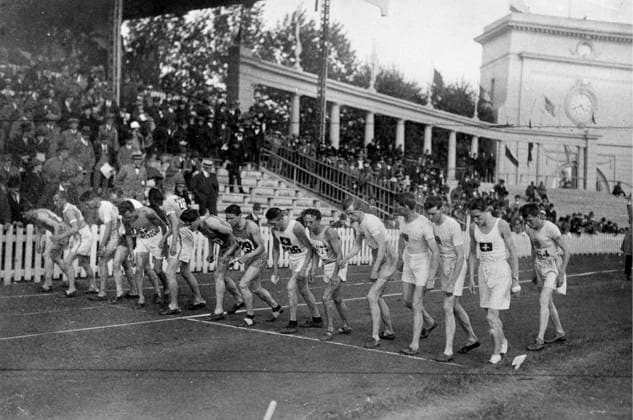 ARKIV 1920 - 10 000-meterslöparna väntar pa startskottet vid OS i Antwerpen 1920. Näst längst ut till vänster star Paavo Nurmi, den blivande segraren. I OS det här aret deltog 2666 tävlande, därav 62 kvinnor. Det tävlades i 154 grenar i 20 sporter. ANTWERPEN PB-KOD:194 x194x *** ARCHIVE 1920 The 10,000 meter runners wait for the starting shot at the Olympics in Antwerp 1920 Next to the far left is Paavo Nurmi, the future winner In this years Olympics 2666 competitors took part, of which 62 were women There were 154 events in 20 sports ANTWERP PB CODE 194 x194x  Copyright: xPRESSENSxBILDx 1920 OS-HISTORIA