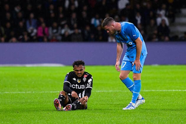 Attitude de Sofiane BOUFAL ( 7 - Angers ) - Jonathan CLAUSS ( 7 - Olympique Marseille ) - FOOTBALL : Angers vs Marseille - Ligue 1 - 30 09 2022 FedericoPestellini Panoramic 