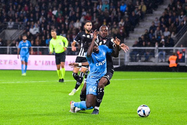 Issa KABORE ( 29 - Olympique Marseille ) - Souleyman DOUMBIA ( 3 - Angers ) - FOOTBALL : Angers vs Marseille - Ligue 1 - 30 09 2022 FedericoPestellini Panoramic 