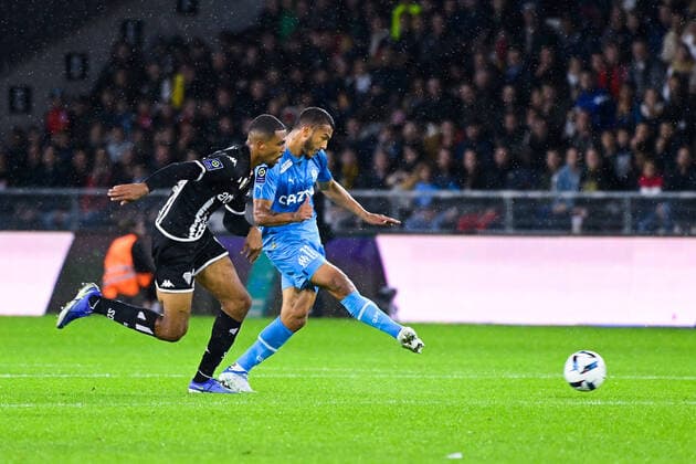 Luis SUAREZ ( 11 - Olympique Marseille ) - Cedric HOUNTONDJI ( 22 - Angers ) - FOOTBALL : Angers vs Marseille - Ligue 1 - 30 09 2022 FedericoPestellini Panoramic 