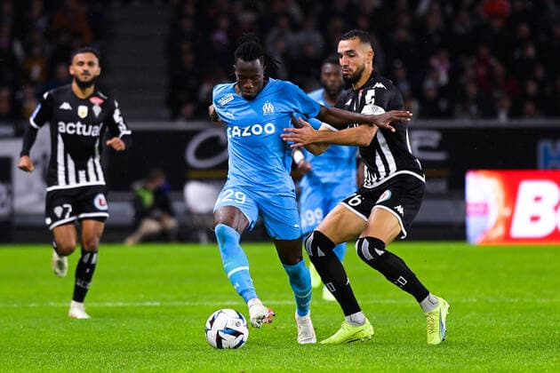 Issa KABORE ( 29 - Olympique Marseille ) - Nabil BENTALEB ( 6 - Angers ) - FOOTBALL : Angers vs Marseille - Ligue 1 - 30 09 2022 FedericoPestellini Panoramic 