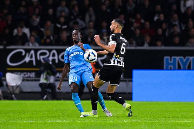 Issa KABORE ( 29 - Olympique Marseille ) - Nabil BENTALEB ( 6 - Angers ) - FOOTBALL : Angers vs Marseille - Ligue 1 - 30 09 2022 FedericoPestellini Panoramic 
