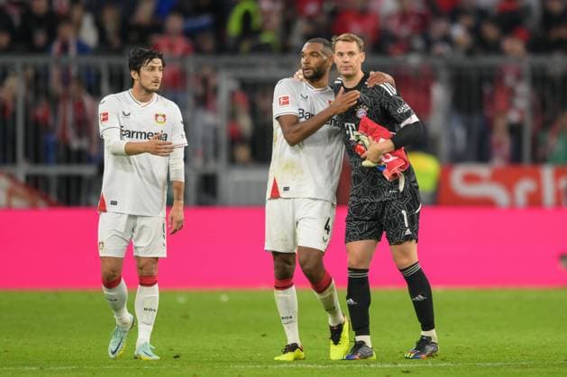 Soccer, 1 Bundesliga, 20220930, FC Bayern München Bayer 04 Leverkusen In the picture Jonathan TAH Bayer 05 Leverkusen, 4 and Manuel NEUER FC Bayern München, 1 Final whistle Munich Allianz Arena Bayern Germany Copyright: Passion2Press MarkusxFischerx