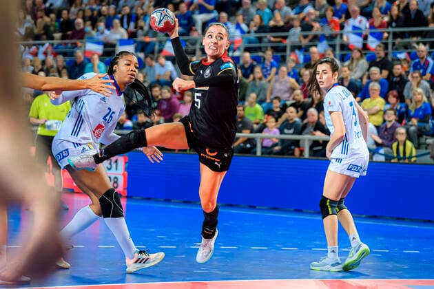 Bilder des Jahres 2022, Sport 09 September Sport Themen der Woche KW39 Sport Bilder des Tages Handball, Frauen: Länderspiel, Frankreich - Deutschland v.li. Pauletta Foppa (Frankreich), Johanna Stockschläder Stockschlaeder (Deutschland Thueringer HC) Metz Arenes de Metz Frankreich *** Handball, women international match, France Germany v li Pauletta Foppa France , Johanna Stockschläder Stockschlaeder Germany Thueringer HC Metz Arenes de Metz France