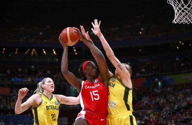 BASKETBALL WOMENS WORLD CUP 3RD, Laeticia Amihere (centre) of Canada drives for the basket during the 2022 FIBA Women s Basketball World Cup 3rd Place match between Australia and Canada at Qudos Bank Arena in Sydney, Saturday, October 1, 2022. ( NO ARCHIVING, EDITORIAL USE ONLY, NO USE IN BOOKS WITHOUT CONSENT SYDNEY NEW SOUTH WALES AUSTRALIA  Copyright: xJAMESxGOURLEYx 20221001001709917990