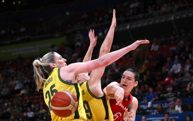 BASKETBALL WOMENS WORLD CUP 3RD, Bridget Carleton (right) of Canada is blocked by Lauren Jackson (left) and Sara Blicavs (centre) of Australia during the 2022 FIBA Women s Basketball World Cup 3rd Place match between Australia and Canada at Qudos Bank Arena in Sydney, Saturday, October 1, 2022. ( NO ARCHIVING, EDITORIAL USE ONLY, NO USE IN BOOKS WITHOUT CONSENT SYDNEY NEW SOUTH WALES AUSTRALIA  Copyright: xJAMESxGOURLEYx 20221001001709919996