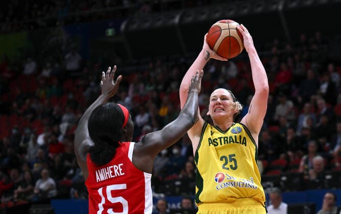 BASKETBALL WOMENS WORLD CUP 3RD, Lauren Jackson (right) of Australia shoots for a basket over Laeticia Amihere (left) of Canada during the 2022 FIBA Women s Basketball World Cup 3rd Place match between Australia and Canada at Qudos Bank Arena in Sydney, Saturday, October 1, 2022. ( NO ARCHIVING, EDITORIAL USE ONLY, NO USE IN BOOKS WITHOUT CONSENT SYDNEY NEW SOUTH WALES AUSTRALIA  Copyright: xJAMESxGOURLEYx 20221001001709929167